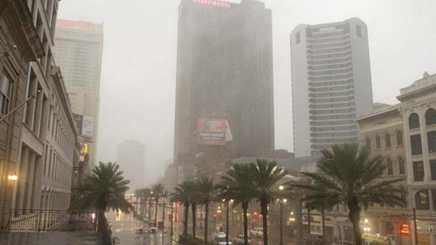 Imagen de archivo de una vista de una avenida de Nueva Orleans bajo la torrencial lluvia del huracán Â´GustavÂ´.