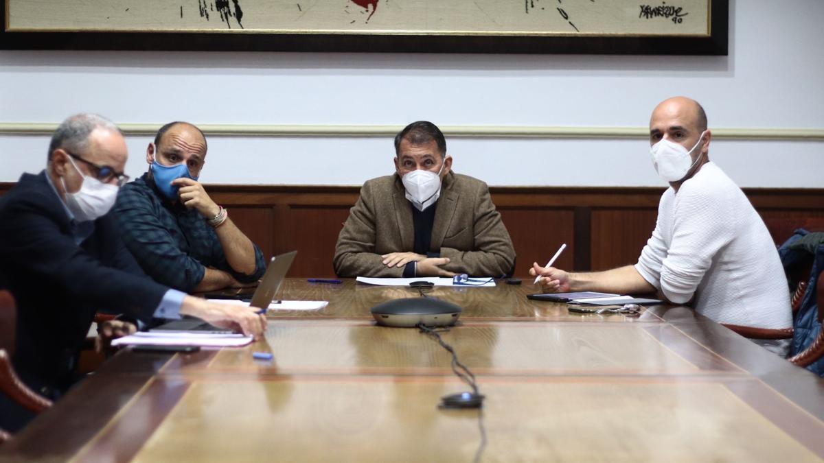 El alcalde, junto al concejal de Fiestas y al director artístico del Carnaval 2022 en la videoconferencia con los grupos.