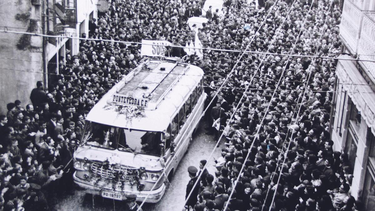 Multitudinaria recepción al Pontevedra tras su ascenso a Primera en 1965.