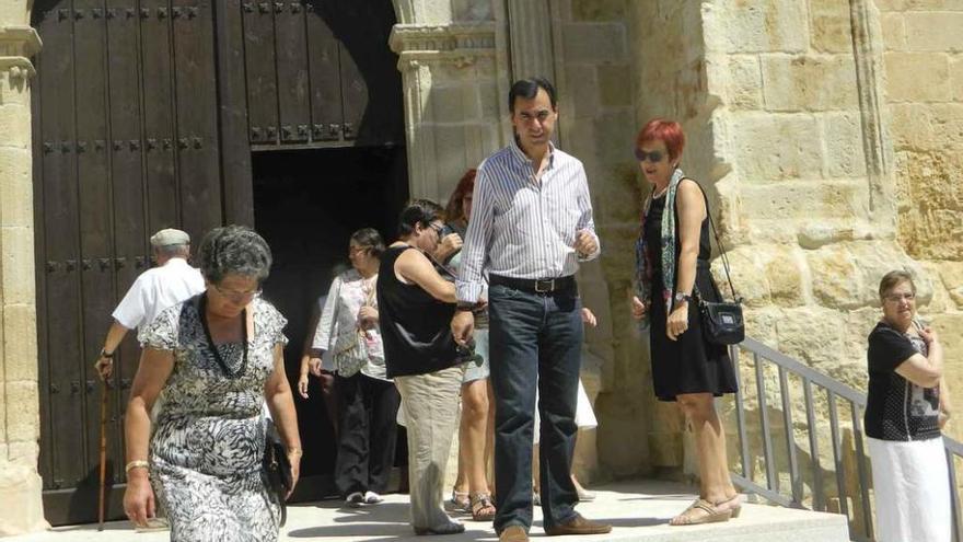 Fernando Martínez Maíllo, ayer a las puertas de la iglesia de Casaseca de las Chanas.