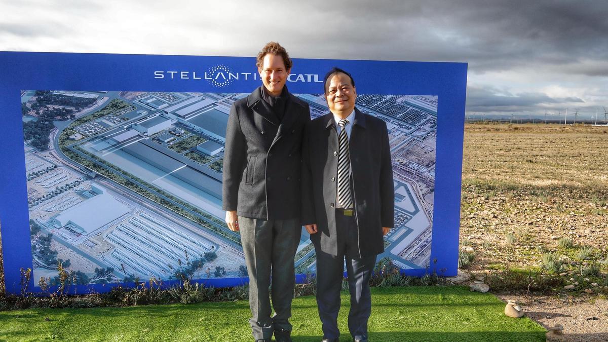 John Elkann y Robin Zeng, presidentes de Stellantis y CATL, en Figueruelas.