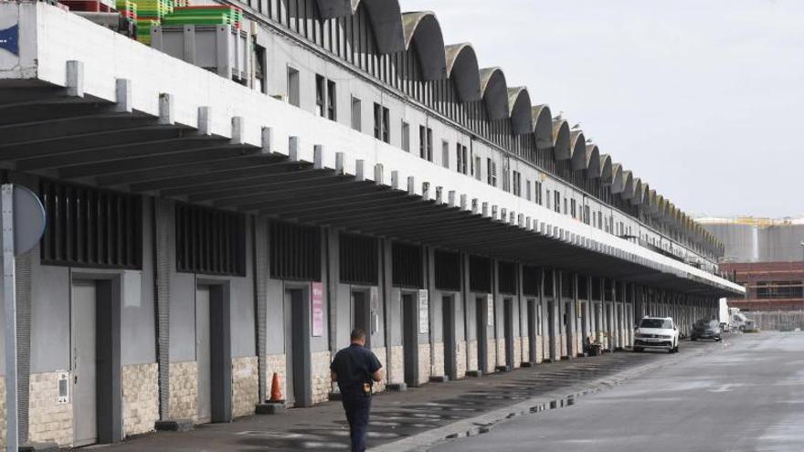 Lonja del Gran Sol. Cerró en 2004 pero mantiene usos portuarios. El Puerto y Puertos del Estado se oponen a su protección por el mantenimiento de estos usos. El Concello dijo en 2020 que haría un nuevo estudio arquitectónico del edificio, de 252 metros de longitud. | VÍCTOR ECHAVE