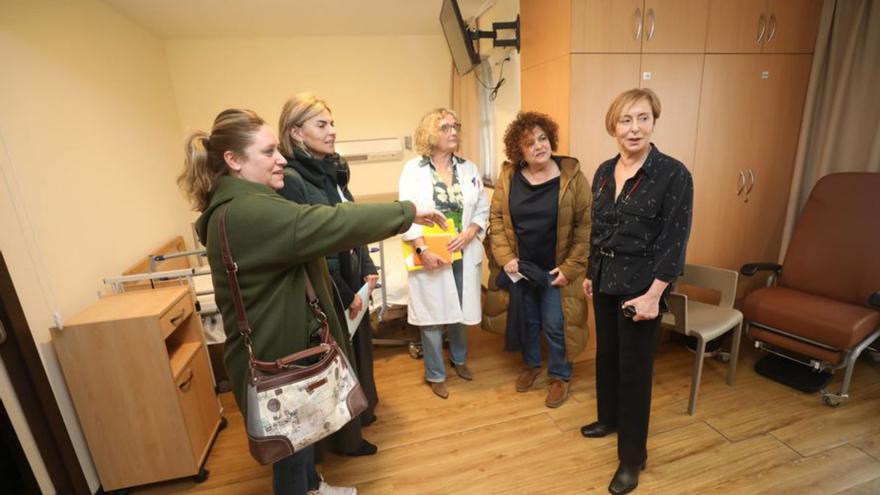 Por la izquierda, Nerea Monroy, Rocío Allande, Carmen Gómez, Marta del Arco y Victoria García Villar, este lunes en una de las habitaciones de la unidad.