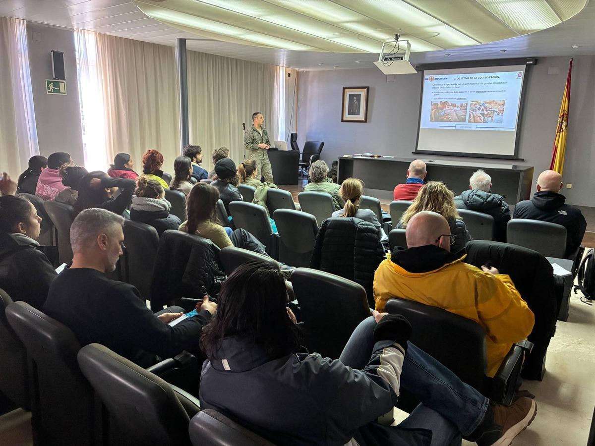 Les imatges del curs per conèixer com actuar en zones de conflicte a la base de Sant Climent
