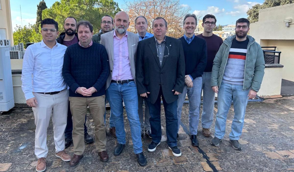 El equipo de investigadores en la presentación del chip esta mañana.