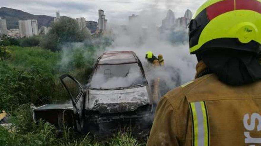 Arde un vehículo abandonado en Benidorm