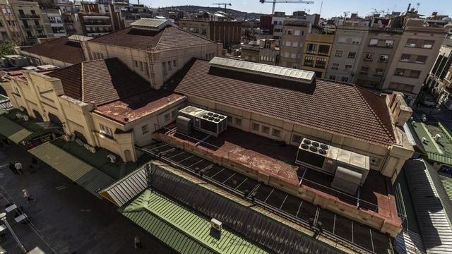 Vista aèria del mercat de Collblanc, a l’Hospitalet de Llobregat. | JORDI OTIX