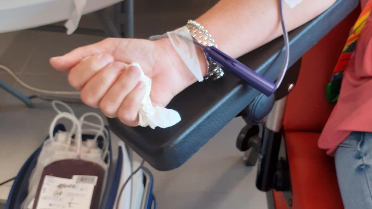 Prohíben donar sangre a un jubilado que no contestó si estaba o no embarazado