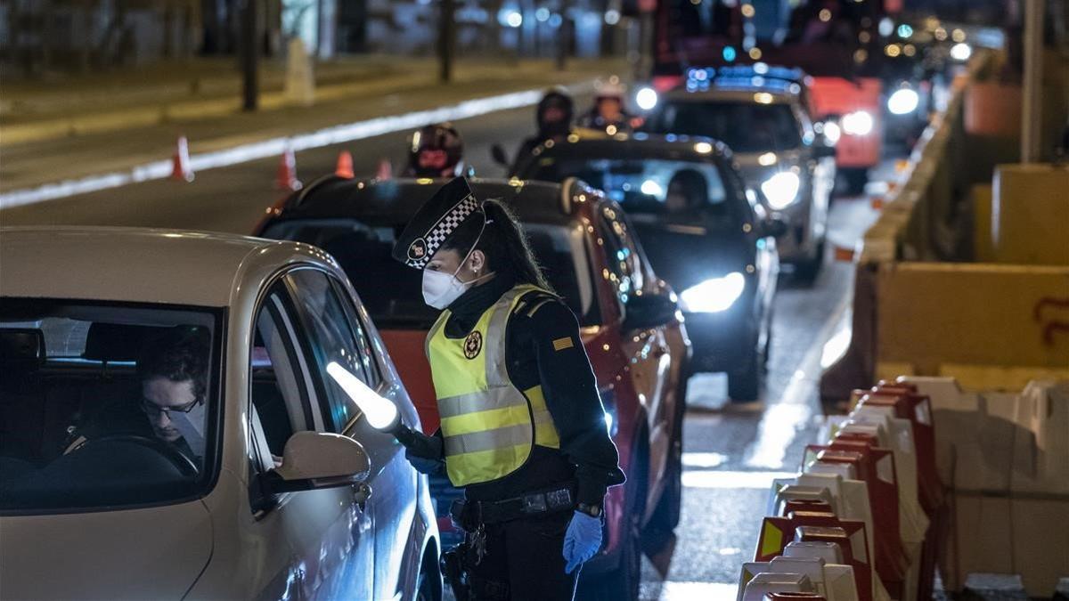 Control de la Guardia Urbana de Barcelona en la salida de la ciudad por la Gran Vía de Les Corts Catalanes