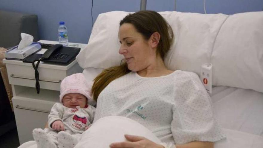 Ana Belén Gago con su hija Lola, el primer bebé del año en A Coruña.