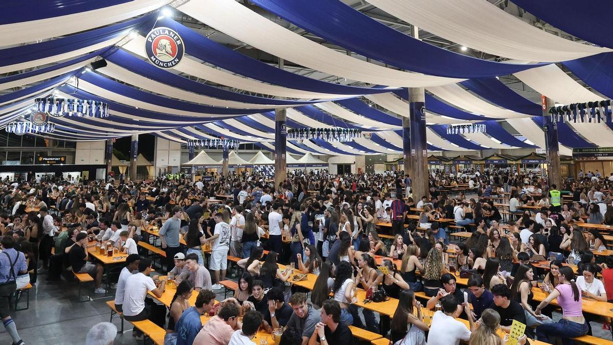 Mesas abarrotadas en el Oktoberfest Barcelona de 2026, en la Fira Gran Via.