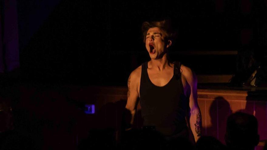 Elche rompe prejuicios: un FP de peluquería impulsa a un joven a cumplir su sueño drag a través de teatro