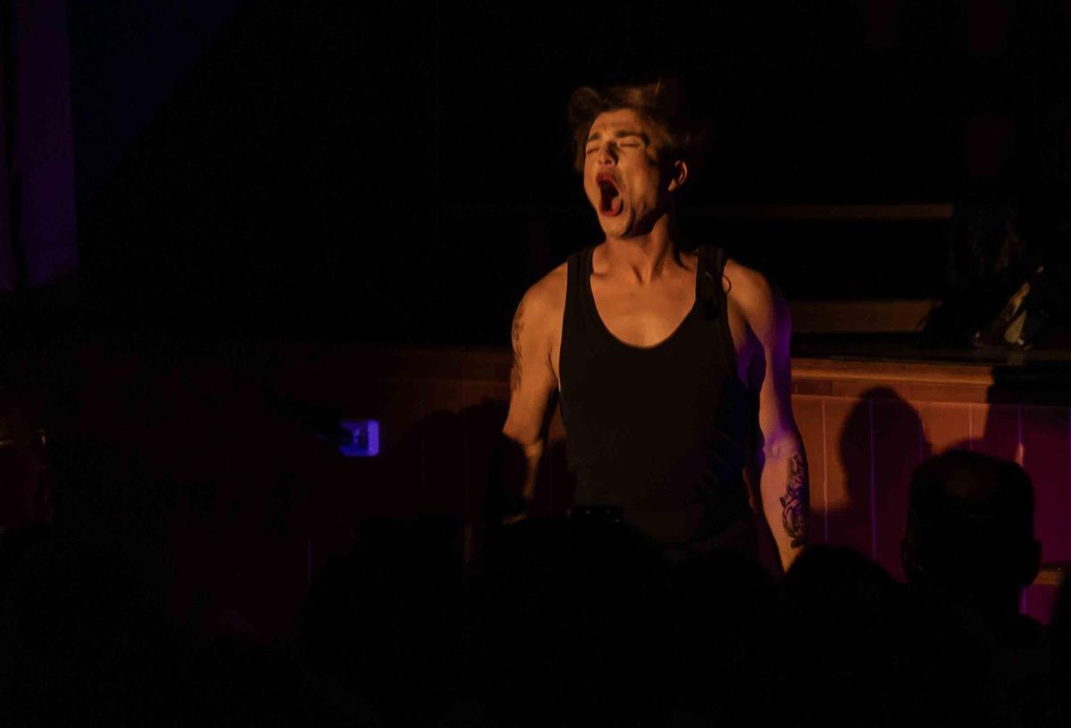 Elche rompe prejuicios: un FP de peluquería impulsa a un joven a cumplir su sueño drag a través de teatro