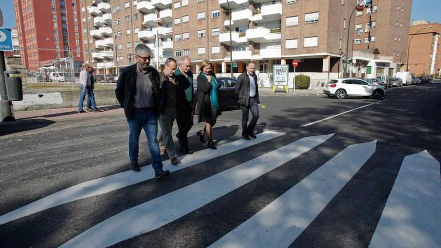 Los técnicos municipales Jesús Ruiz y José Luis Perrino, el concejal Miguel Ángel García Balbuena, Mariví Monteserín y el también técnico Basilio Jerónimo, ayer, en la calle Sabino Álvarez Gendín.