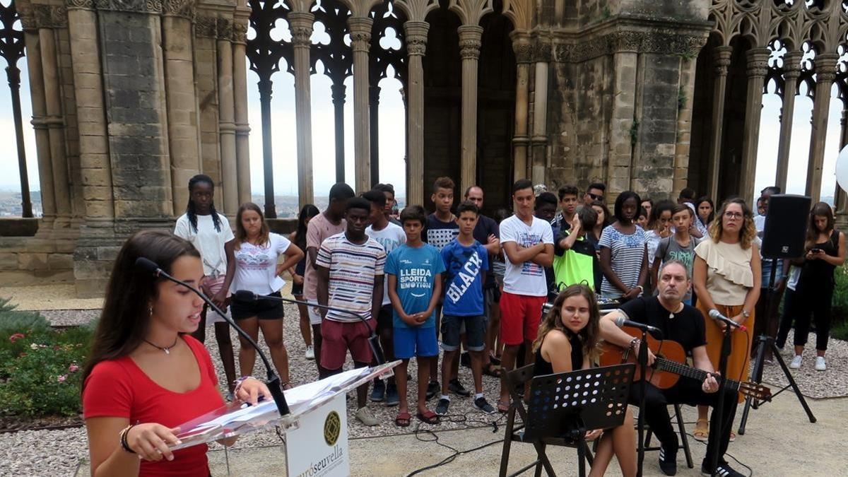 Una niña explica cómo vivió el atentado de Cambrils, en el acto de homenaje en la Seu Vella de Lleida, este viernes, 17 de agosto.