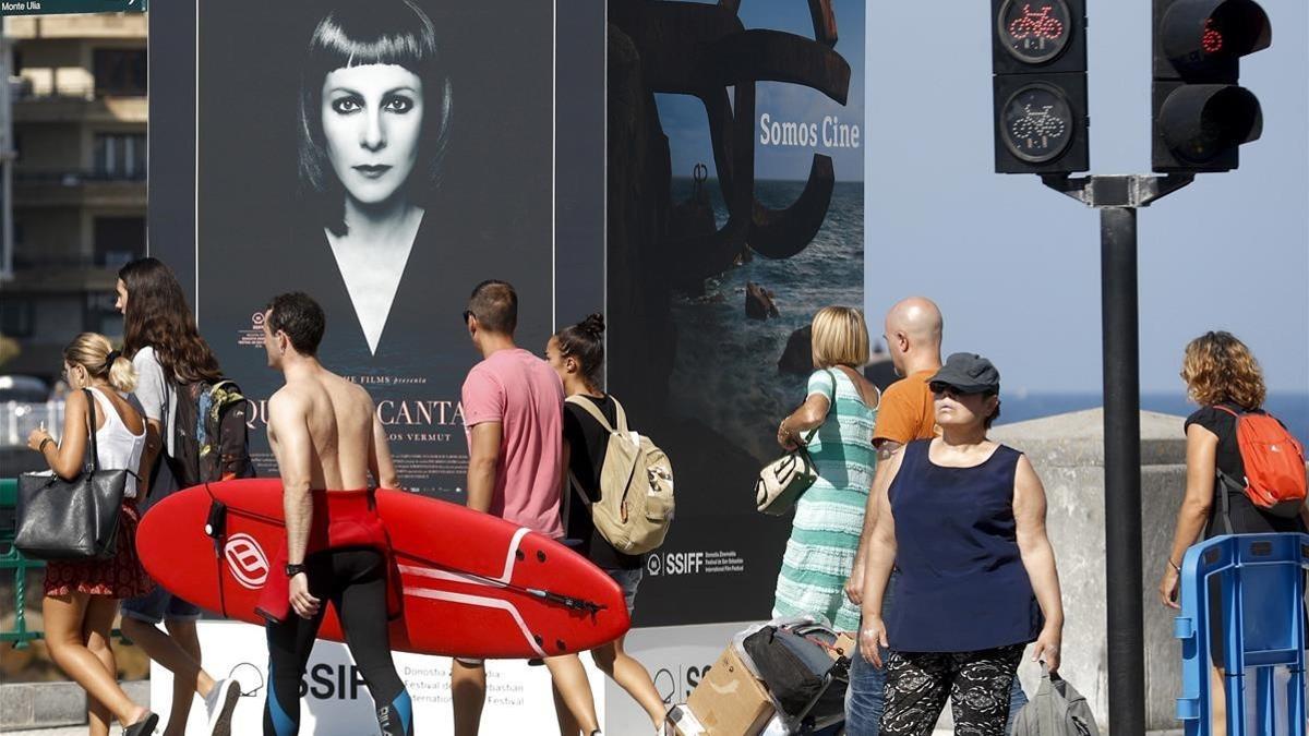 Un cartel de 'Quién te cantará', de Carlos Vermut, en San Sebastián.