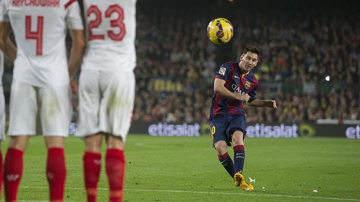 Messi tira de falta en el Camp Nou ante el Sevilla e iguala el récord goleador de Zarra