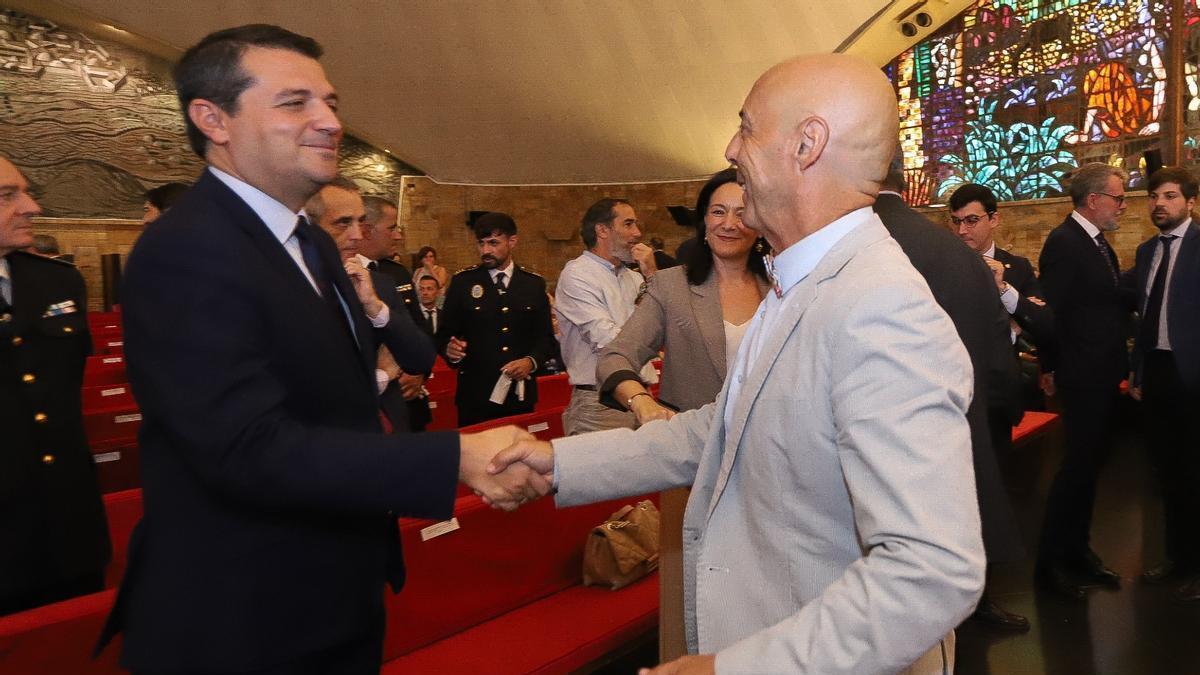 El alcalde, José María Bellido, saluda al portavoz del PSOE, Antonio Hurtado.