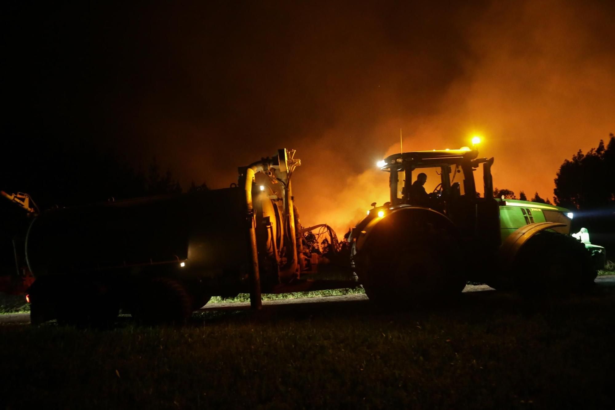 Incendio en Trabada: el fuego se acerca a las casas