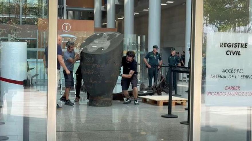 La conselleria devuelve al IVAM la escultura de Valdés que ha estado diez años en la Ciudad de la Justicia