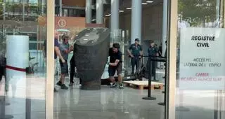 La conselleria devuelve al IVAM la escultura de Valdés que ha estado diez años en la Ciudad de la Justicia