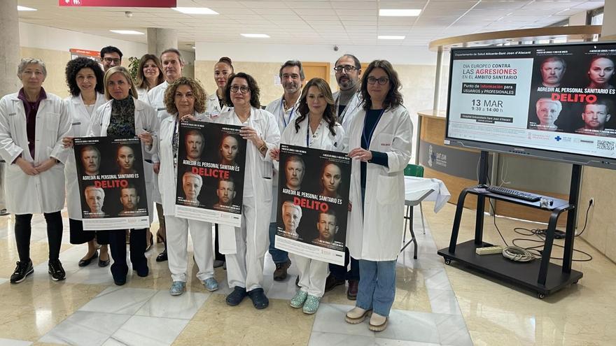Sanitarios del Hospital deSant Joan con los carteles de la campaña contra las agresiones de la Conselleria de Sanidad