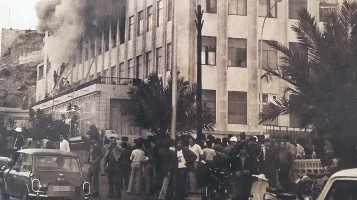 Foto del incendio de la fábrica de Flex, ocurrido el 15 de noviembre de 1974 en Las Palmas de Gran Canaria.