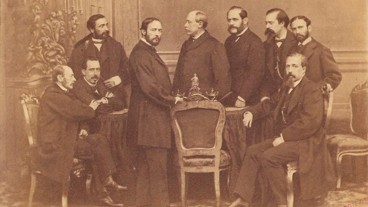 El ministro Laureano Figuerola (sentado el primero a la izquierda), con otros miembros del Gobierno de 1868.