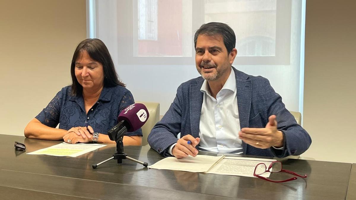 La regidora d’Hisenda, Montse Duch, i l’alcalde, Marc Castells.
