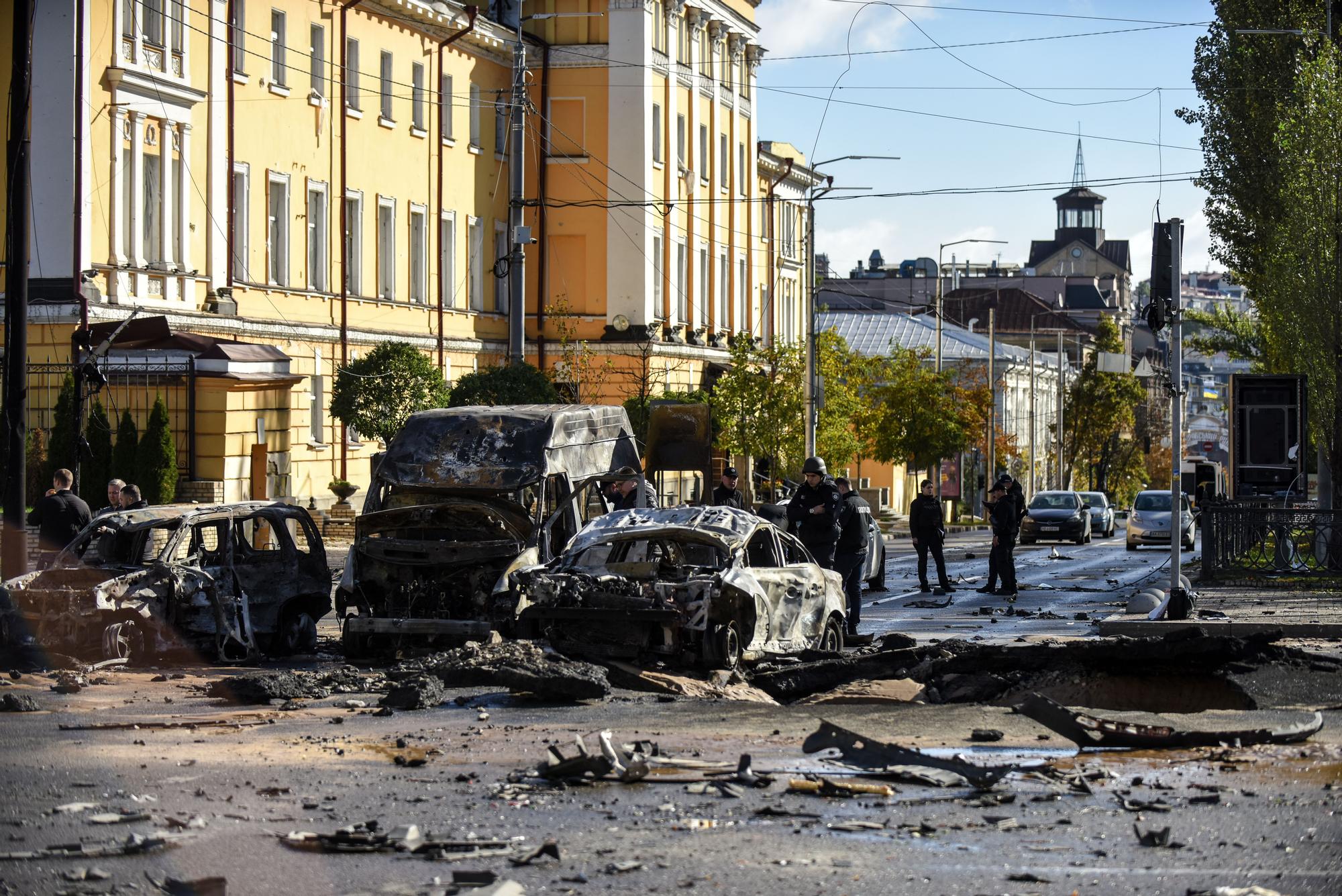 Varios coches destruidos en las calles de Kiev. EPC