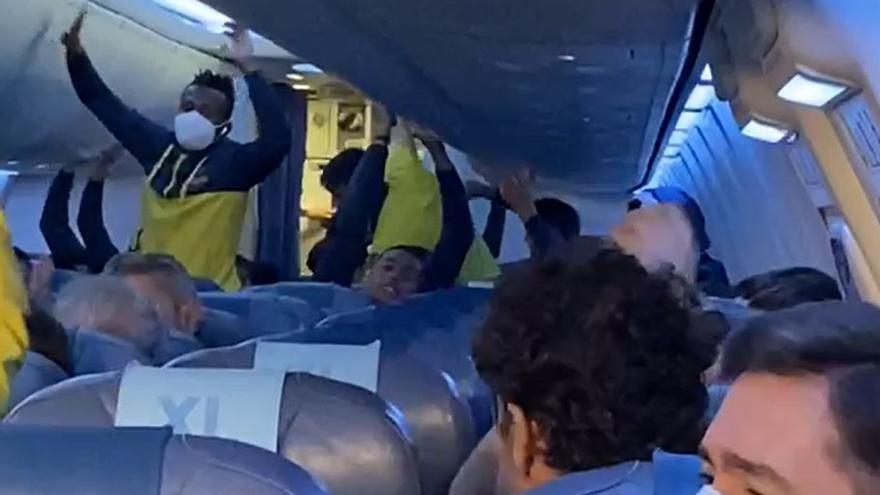 Imagen de la celebración de los futbolistas en el avión.