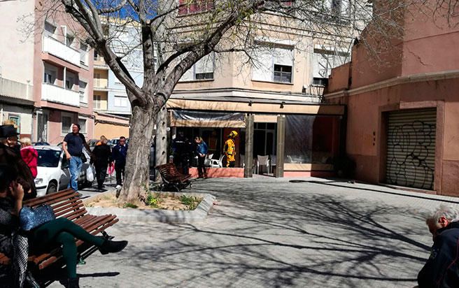 Los bomberos sofocan un incendio en un bar en Palma