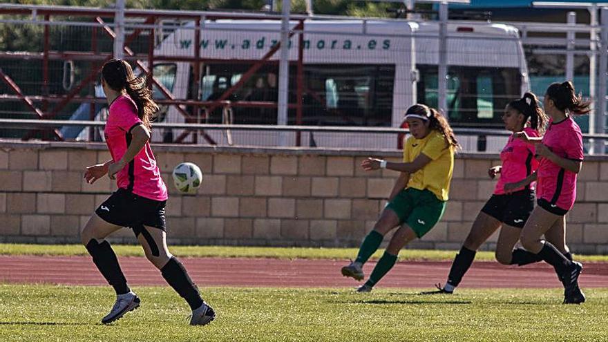 Una jugadora da un pase durante el choque ante el Fuensalida.