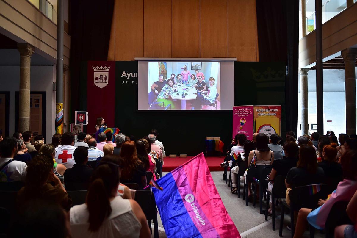 Fotogalería | Acto institucional del Orgullo LGBTI+ en Plasencia