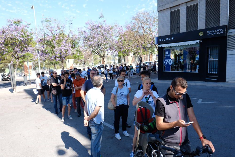 Colas en el Rico Pérez para comprar las entradas del Hércules- Ponferradina