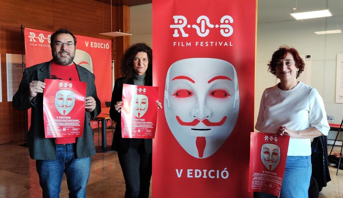 Ricardo Domínguez, Alicia Garijo y Rosa Castells, con el cartel del festival