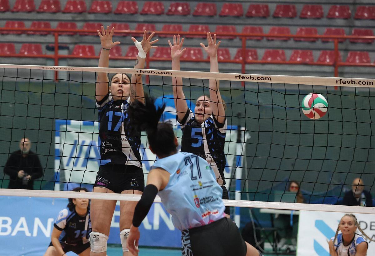 El Zalaeta defiende una acción del Torrelavega en el partido de la primera vuelta en A Coruña.