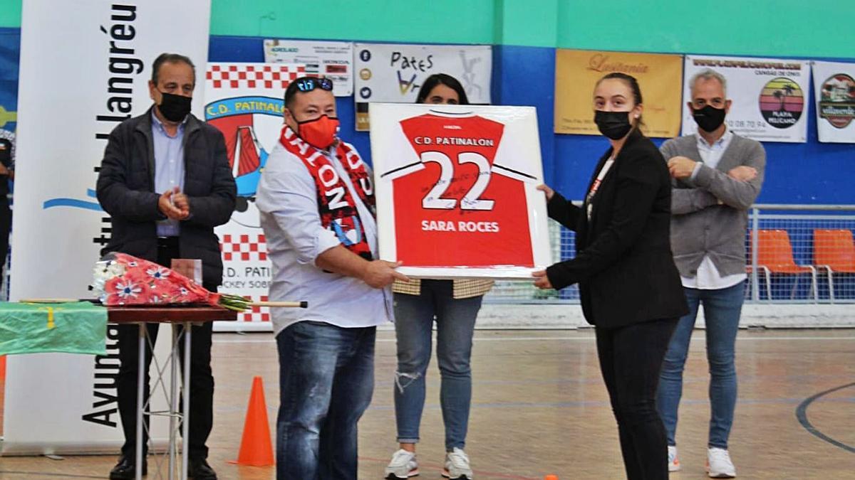 Langreo homenajea a Sara Roces, campeona de Europa de hockey