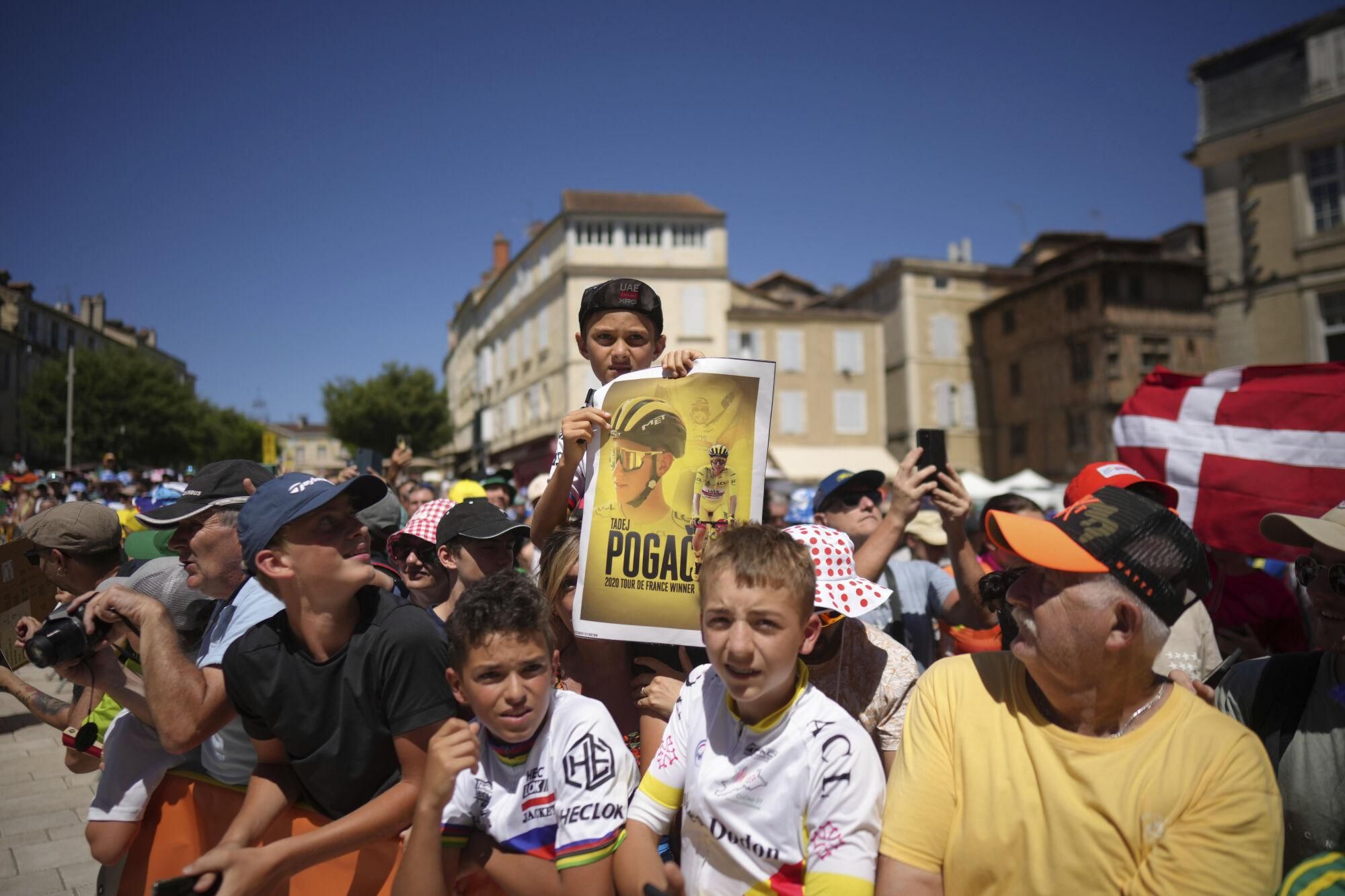 A young fan of Slovenia's Tadej Pogacar holds a placard prior to the start of the twelfth stage of the Tour de France cycling race over 180.6 kilometers (112.2 miles) with start in Auch and finish in Hautacam, France, Thursday, July 17, 2025. (AP Photo/Thibault Camus) Associated Press/LaPresse. EDITORIAL USE ONLY/ONLY ITALY AND SPAIN