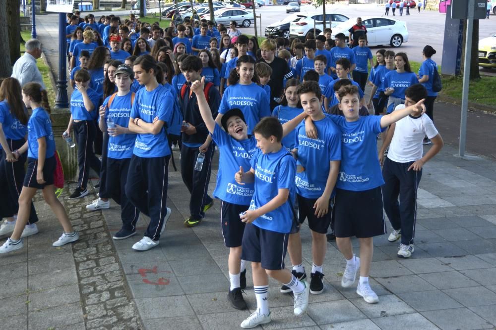 Marcha solidaria Ladesol, del colegio Franciscanas, por el paseo de O Burgo