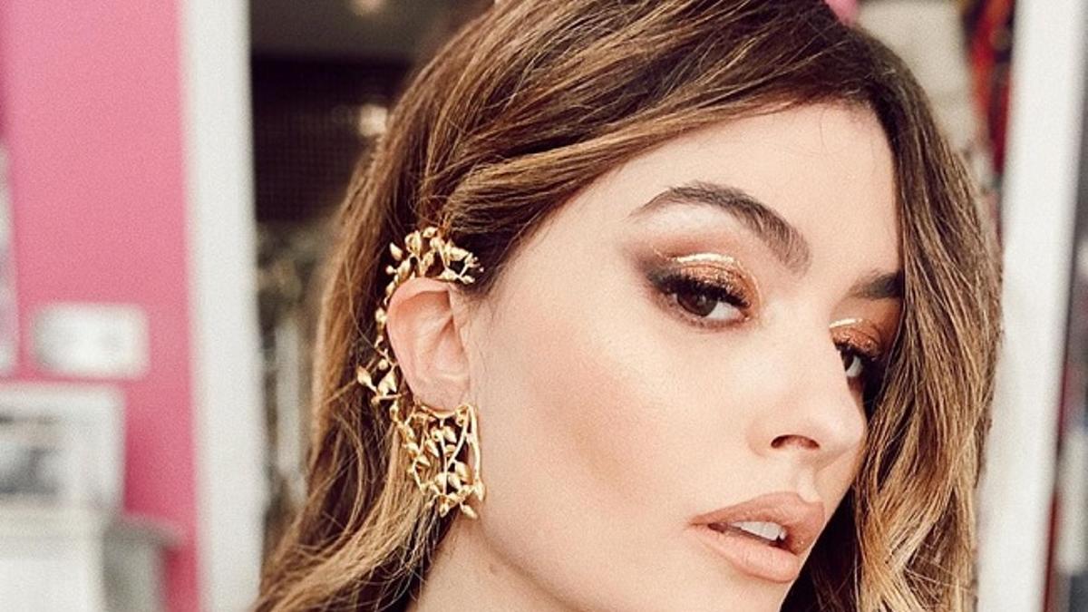 La 'influencer' Madame de Rosa con pendiente 'ear cuff' de Alexandra Hakim Jewellery