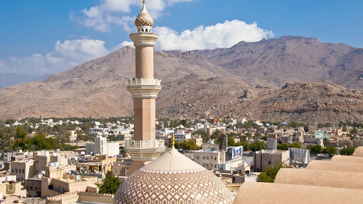 Nizwa, rodeada por las montañas de Al Hajar, conserva la esencia histórica del interior omaní.