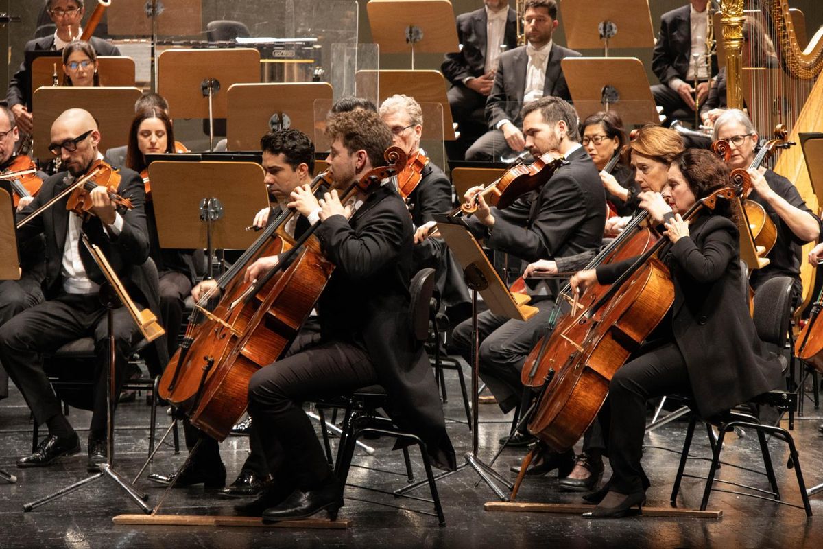 Musicos de la ROSS en una de sus actuaciones en el escenario principal del Teatro de la Maestranza
