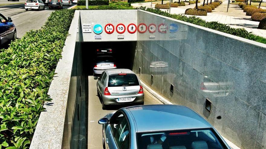 Acceso del estaciomaniento del Parc de la Mar desde al autopista de Llevant.