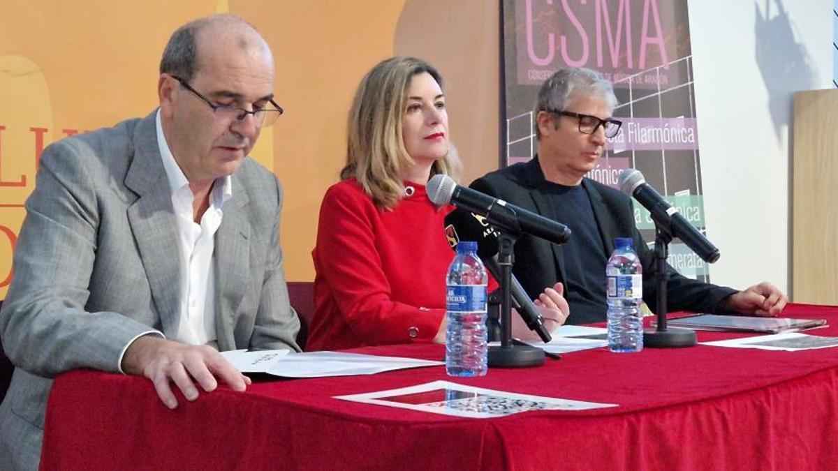 La consejera de Educación, Ciencia y Universidades, Claudia Pérez Forniés, en la presentación de los conciertos del CSMA 2023/2024, junto con el director del Conservatorio Superior de Aragón, José Luis Peña y el vicedirector del centro, César Peris.