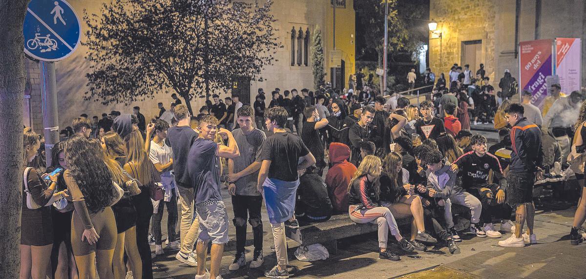 Jóvenes en un botellón en el centro de Barcelona.