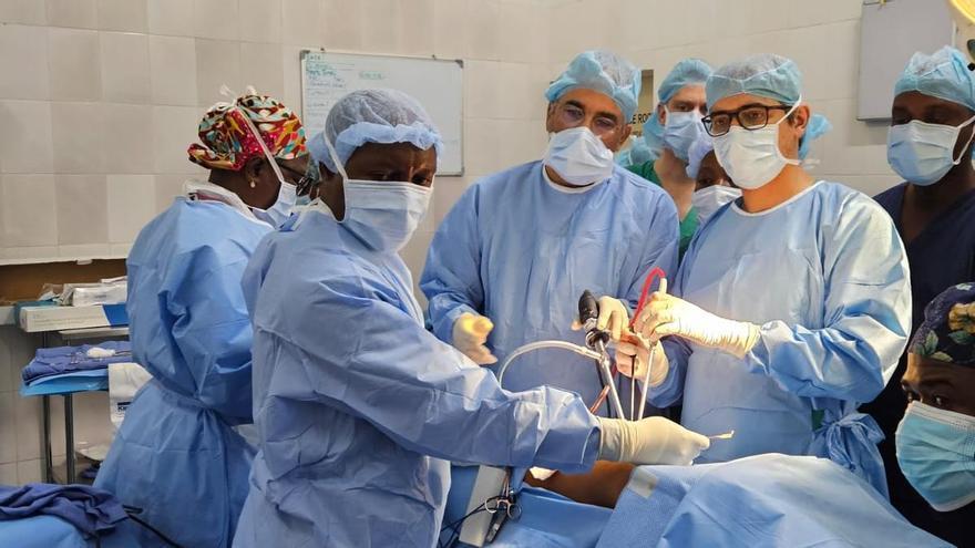 El cirujano coruñés Diego González Rivas lleva su técnica a Sierra Leona y Liberia
