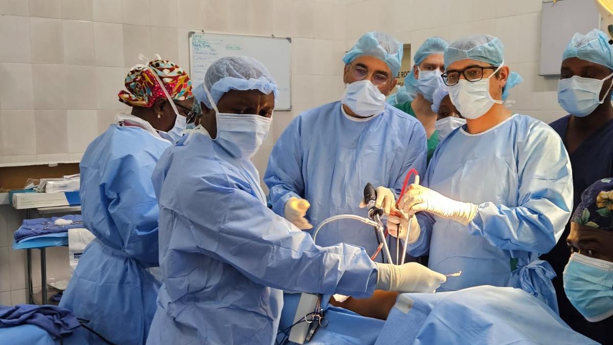 El cirujano coruñés Diego González Rivas en un hospital de Sierra Leona.