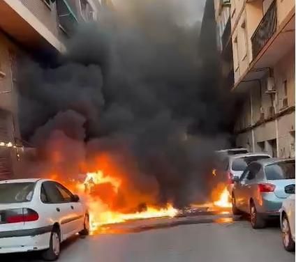 Las llamas y el humo del incendio de los cuatro vehículos en Elda.