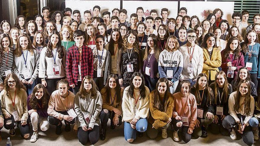 Los 80 becarios gallegos, ayer, durante las jornadas de formación en Santiago.
